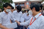Kết thúc môn thi, thí sinh Quảng Trị bất ngờ được Bộ trưởng Bộ GD & ĐT vào thăm 