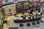 Nhân viên cửa hàng điện thoại dũng cảm cầm ghế đuổi cướp
