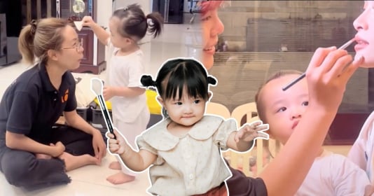 Con gái Đông Nhi thế hệ 2 tuổi đã học nghề trang điểm của mẹ