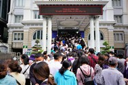 TP.HCM: Hàng trăm người xếp hàng dài chờ nhận mẫu hộ chiếu mới
