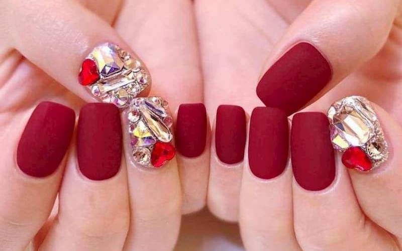 Thiết kế móng tay màu đỏ rượu vang với kim cương giả - đẹp365