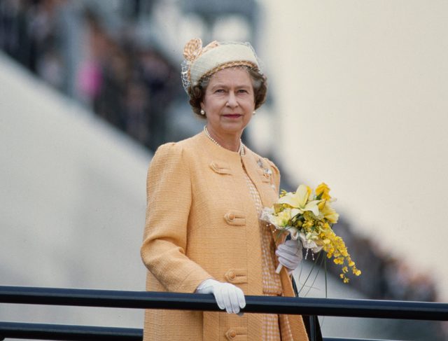 7 thập kỷ với phong cách đầy màu sắc của Nữ hoàng Anh - biểu tượng thời trang độc nhất vô nhị - Ảnh 12.