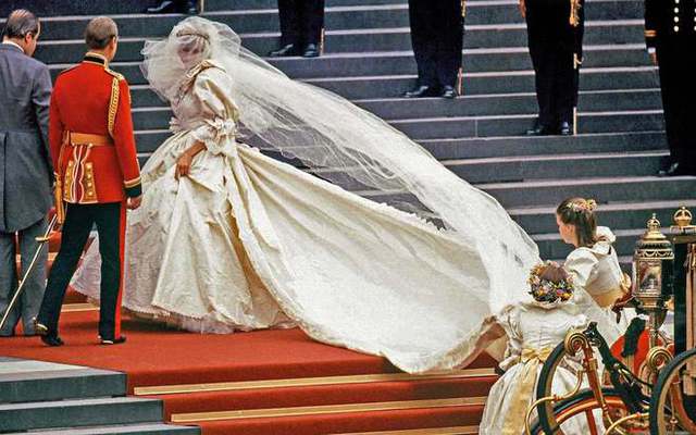 Tuy cổ điển nhưng váy cưới của Công nương Diana bị đánh giá là có nhiều sự cố - Ảnh 3.