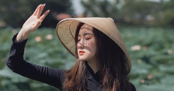 Hồ Tây sen vào mùa, dịch vụ cho thuê váy, trang điểm tự sướng cuốn hút thanh niên