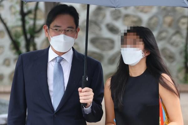 Cháu gái nhà Samsung may váy lụa của Versace bán hết veo