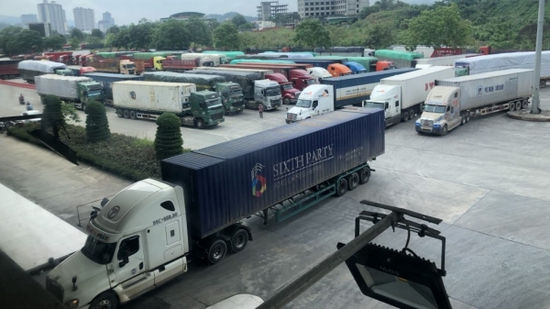 Trung Quốc ngừng xuất nhập khẩu hàng hóa qua cửa khẩu Lào Cai