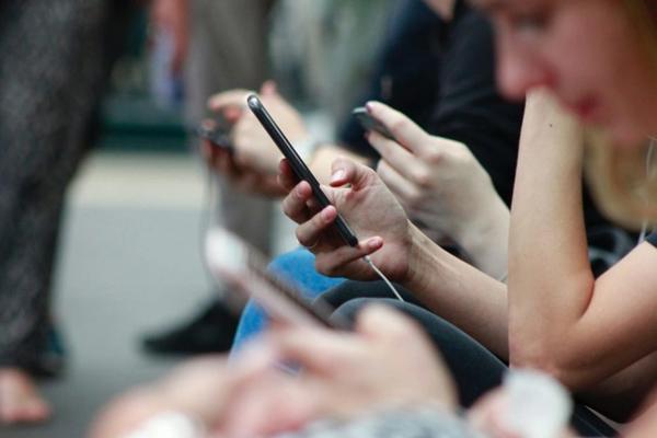 Tôi đã được yêu cầu xóa những tấm hình riêng tư do thân phụ mẹ tôi đăng lên mạng ở Hàn Quốc