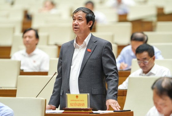 Đại biểu Nguyễn Thị Kim Thúy: 'Cơ quan không có thẩm quyền thì cơ quan có thẩm quyền không chịu trách nhiệm' Ảnh 1.