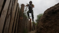 Những bức ảnh ấn tượng trong tuần (1-7 / 8): Binh sĩ Ukraine trong chiến hào Kharkov, Chủ tịch Hạ viện Mỹ tới khu phi quân sự liên Triều và vụ cháy rừng Amazon ở Brazil