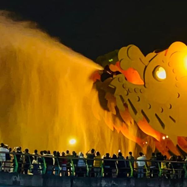 Cầu Rồng tăng tần suất phun lửa, phun nước để cuốn hút du khách