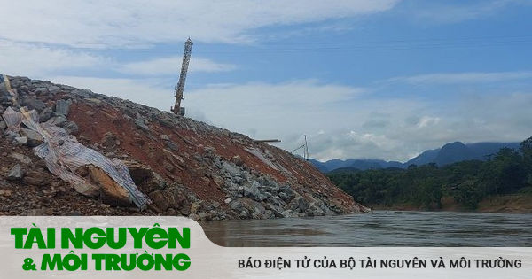 đổ đất thải bên bờ sông Lô