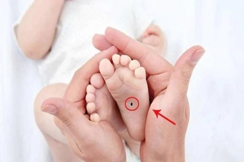 Trẻ em với 4 nốt ruồi tượng trưng cho Tài lộc và Thịnh vượng