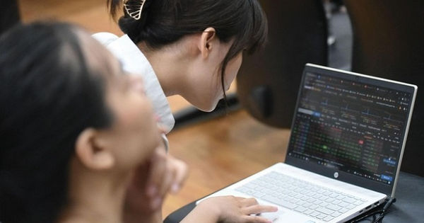 Chứng khoán giữa tháng 8, VN-Index hướng về vùng kháng cự một.260