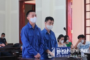 Các bị cáo Trần Anh Tuấn (phải) và Trần Văn Quân tại tòa.  Ảnh: Trần Vũ