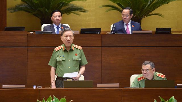 Bộ trưởng Tô Lâm replay chất vấn về thông tin độc hại bên trên mạng và việc tậu bán dữ liệu cá thể