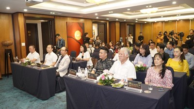 Thanh niên ngợi ca thân phụ mẹ, tình yêu thuở đầu