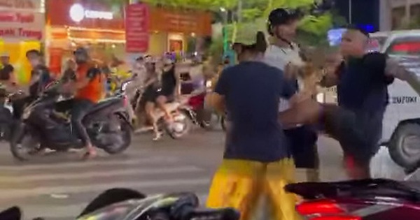 xã hội mạng sững sờ lúc xem Clip một người phái nam nhi ‘vùng vẫy’ bên trên người đàn bà