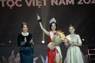 Cô gái dân tộc Tày Nông Thúy Hằng đăng quang Hoa hậu các Dân tộc Việt Nam