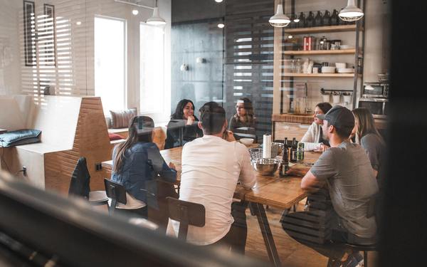 Trong văn phòng, những người quá nhạy cảm sẽ khó tiến xa, những người phản ứng lờ ngờ hơn sẽ khó thăng tiến.
