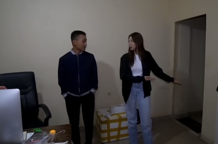 Thủy Tiên đột nhập vào phòng ngủ của Quang Linh làm Vlog sẵn sàng hỏi: 'Tại sao chỉ theo dõi em' Ảnh 3