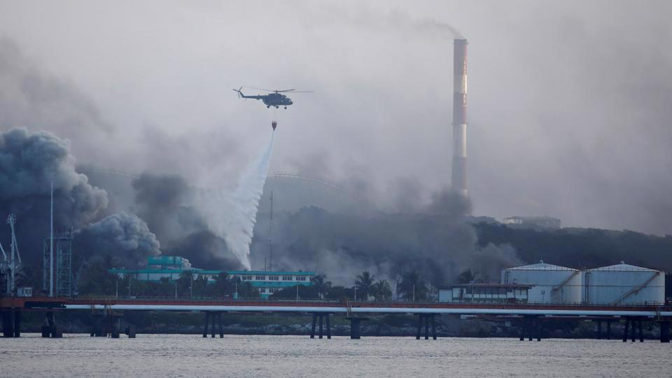 Trực thăng dập lửa ở Matanzas, Cuba ngày 9 tháng 8. Ảnh: Reuters