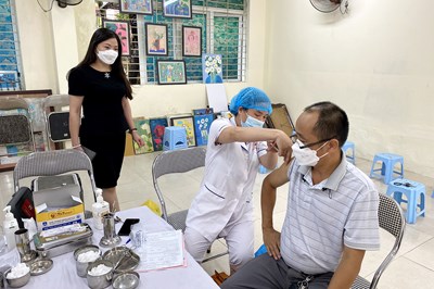 Hà Nội nhất tề, quyết liệt “tăng tốc” tiêm vắc xin Covid-19