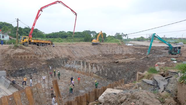 Hà Nội: tấp nập thi công bên trên đại công trường cải tạo sông Cầu Vịnh