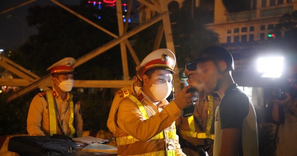 Hàng trăm tình huống ko tuân thủ đo nồng độ cồn bị phạt 35 triệu đồng |  Xã hội