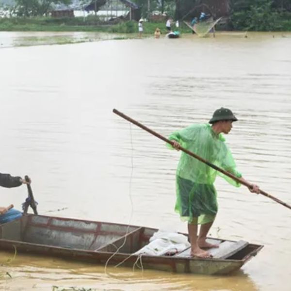 Người dân ngoại thành Hà Nội đi ra bên ngoài đường bắt cá nội địa lũ