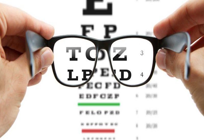 Khi bị loạn thị hoặc bệnh về mắt cần đi khám và điều trị sớm.