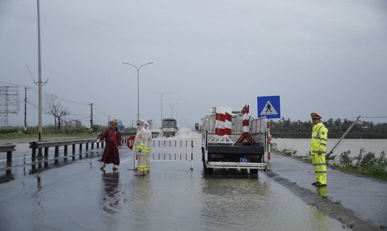 Nhiều tuyến đường ở Quảng Nam bị sạt lở gây khó khăn đi lại sau bão số 4 Ảnh 2
