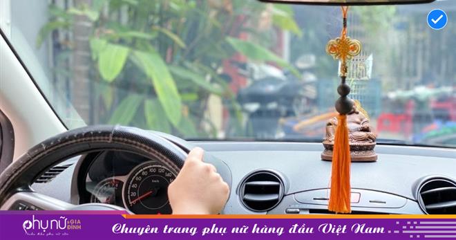 Vật phẩm phong thủy thích yêu thích với khoảng ko của xe, đặt bên trên xe vừa bình an vừa gặp nhiều màu đỏ lộc may.