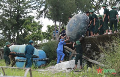 Quân dân khu vực miền trung tích cực chống bão Noru