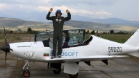 Vương quốc Anh: Thanh niên 17 tuổi lập kỷ lục thế giới bay vòng quanh thế giới một mình