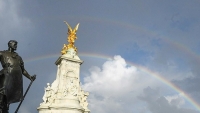 Cầu vồng kép xuất hiện trên bầu trời cung điện khi Nữ hoàng Anh qua đời