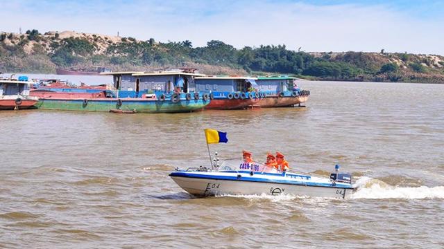 Đặt đại dương báo nguy hiểm khu vực xe container rơi xuống sông Hồng