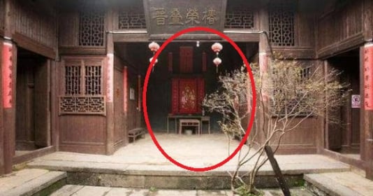 Phòng khách ko treo tranh tổ tiên, 3 gian trống vắng, con cháu khó thoát nghèo.