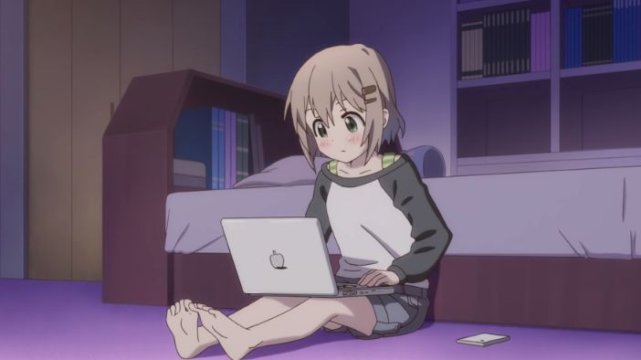 cô gái anime dễ thương trên máy tính xách tay Apple macbook 1
