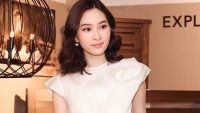 Hoa hậu Đặng Thu Thảo thanh lịch với thời trang công sở tối giản