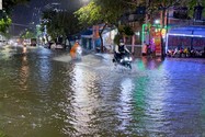 Đường phố Cần Thơ ngập trong cơn mưa cuối tuần