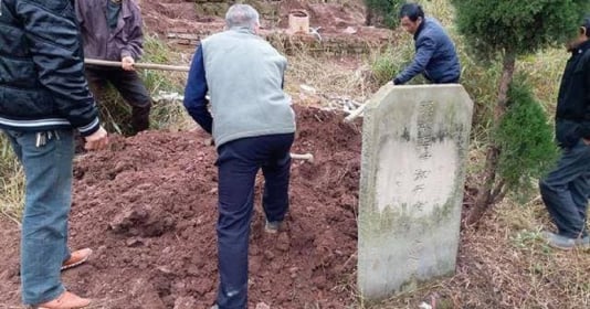 Nhà 3 đời ko ở, mồ già 5 đời ko chừa, nhà giàu phú quý ”, vì sao vậy?