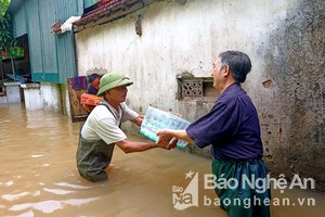 Nghệ An: Nước rút chậm, hàng nghìn hộ dân vùng hạ du vẫn bị chia cắt