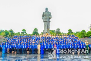 350 đại biểu dự Đại hội Đoàn TNCS Hồ Chí Minh tỉnh Nghệ An dâng hoa, báo công dâng Bác. 