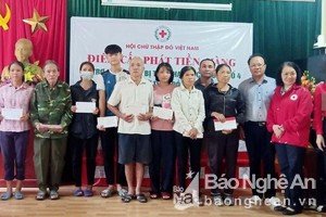 Trung ương Hội Chữ thập đỏ Việt Nam thăm hỏi động viên các gia đình bị ảnh hưởng bởi lũ lụt trên địa bàn huyện Thanh Chương