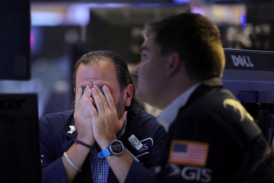 Các nhà giao dịch chứng khoán trên sàn NYSE - Ảnh: Reuters.